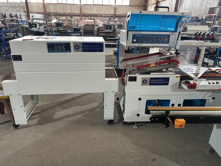 Automatic Heat Shrink Film Wrapping Machine 220V 50Hz for Industrial Packaging